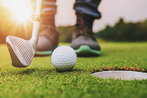 Golfspieler auf dem Golfplatz mit einem professionellen Golfschläger!