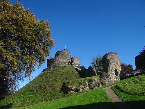 Launceston Castle ragt wie eine dreistöckige Torte empor.