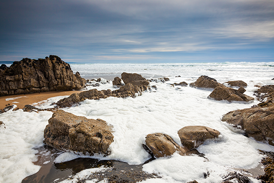 Der Strand von Sandymouth Beach in Cornwall mit eindrucksvollen Felsen und weißer Gischt!