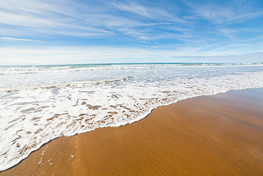 Endlos lange, atemberaubend schöne Meeresufer am Sandymouth Beach in Cornwall, England