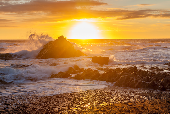 Wunderschöner Sonnenuntergang in Cornwall mit Blick auf den impressiven Sandymouth Beach