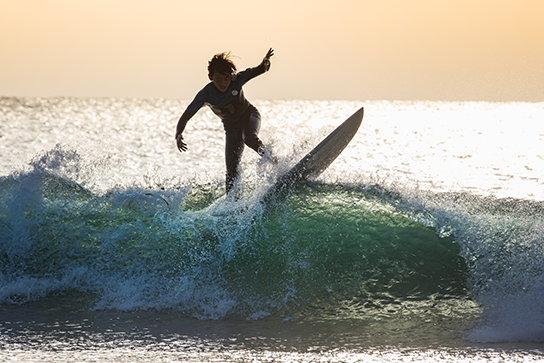 England-Touristen in Cornwall am Sandymouth Beach lernen in einer Surfschule ds Surfen