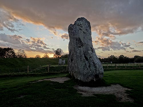 Riesige stehende Steine markieren das Heiligtum von Avebury.