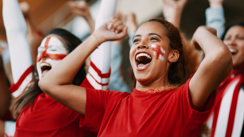 Die EM 2024 in Deutschland hat nicht nur das Gastgeberland, sondern auch die anreisenden Fans in ihren Bann gezogen. Besonders die englischen Fußball-Fans haben sich durch ihre leidenschaftliche Unterstützung und ihre besondere Beziehung zum Fußball hervorgetan.
