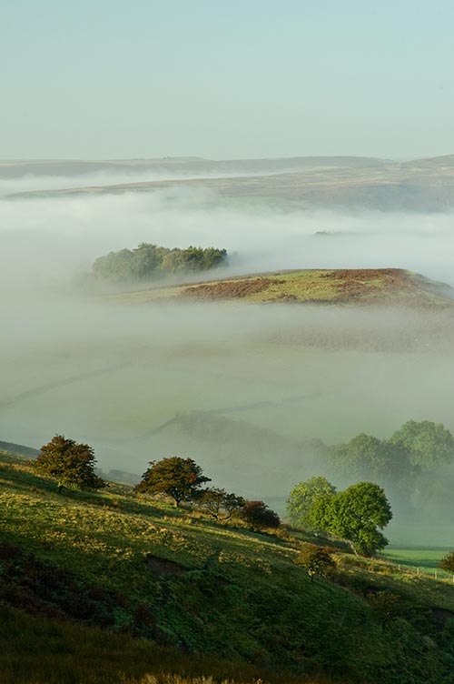 In der magischen Nebellandschaft von Derbyshire liegt auch Hob Hurst's House