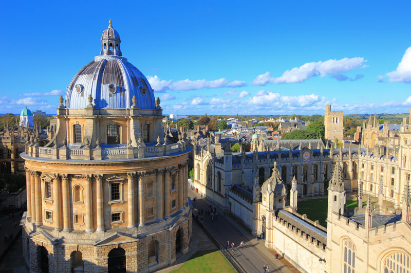 Oxford, oft liebevoll als „die Stadt der träumenden Türme“ bezeichnet, ist eine Stadt, die untrennbar mit ihrer weltberühmten Universität verbunden ist. 