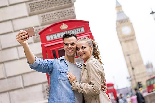 glückliches Pärchen im London-Urlaub