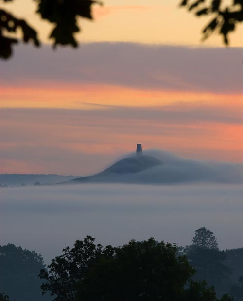 Die magische Jenseitsinsel: Glastonbury Tor wird immer wieder mit Avalon assoziiert.
