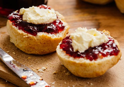 Scones und Clotted Cream im British Shop