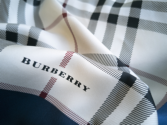 Burberry ist eine britische Traditionsmarke, die in der Modebranche bei Luxusmarken Verwendung findet!
