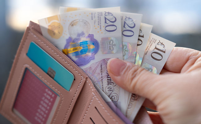 Zu beachten gilt die Währung in England: Das britische Pfund Sterling.