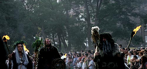 Heute inspirieren die Kelten Menschen in aller Welt zu einem Leben im Einklang mit der Natur, doch diese 'Suche nach keltischen Traditionen ist eine moderne Sehnsucht.'