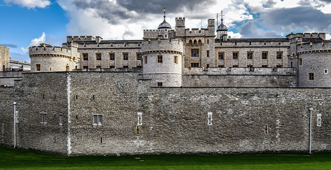Burgen, Schlösser und historische Bauwerke finden Sie beim Sightseeing in Großbritannien überall.