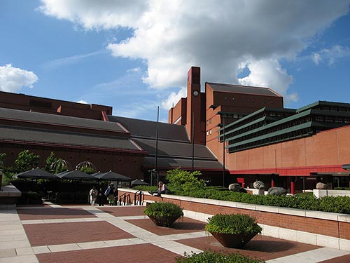 Das moderne Gebäude der British Library, der größten Bibliothek der Welt.