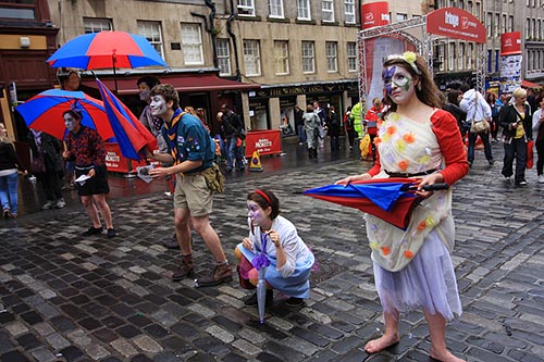 Beim Edinburgh Festival Fringe verwandelt sich die ganze Stadt in eine einzige Bühne.