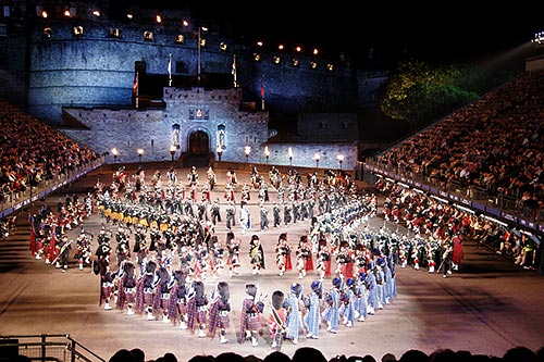 Das Military Tattoo stellt einen Höhepunkt beim Edinburgh Festival dar.