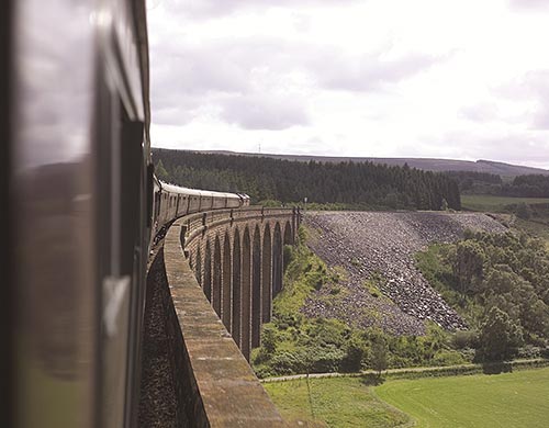 Der Glenfinnan Viadukt ist eines der vielen Highlights auf der Fahrt mit dem Royal Scotsman.