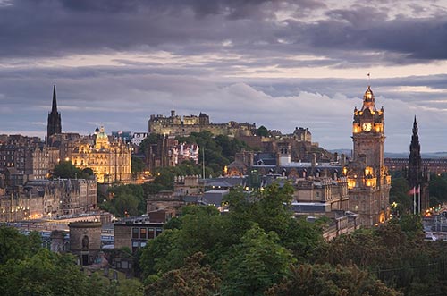 Die Hauptstadt von Schottland, Edinburgh, vereint Tradition und Moderne.