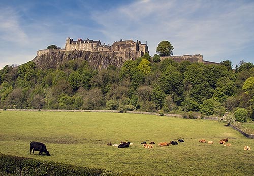 Stirling Castle thront auf einem der beiden wichtigen Felsen in der Geschichte von Schottland.