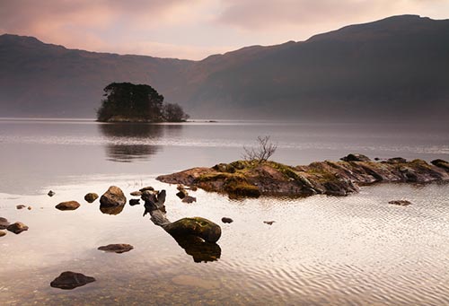 Glasklar ist das Wasser, mit dem der Loch Lomond Whisky hergestellt wird.