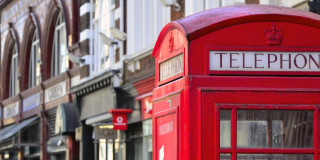 Rote Telefonzellen und Briefkästen