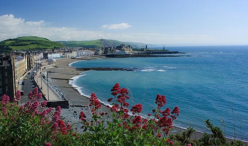 Auch die Universitätsstadt Aberystwyth schmiegt sich in die Cardigan Bay.