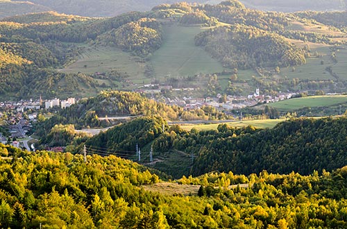 Das Städtchen Monmouth schmiegt sich in die idyllische Hügellandschaft von Südwales.