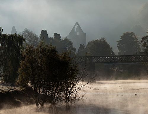 Mystisch: Tintern Abbey scheint mit der Landschaft verwachsen zu sein.