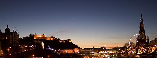 Der Weihnachtsmarkt von Edinburgh ist einer der Höhepunkte zu Weihnachten in Schottland.