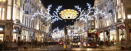 Bunter Lichterschmuck - wie hier, in London - gehört zu den schönsten Weihnachtsbräuchen in England.